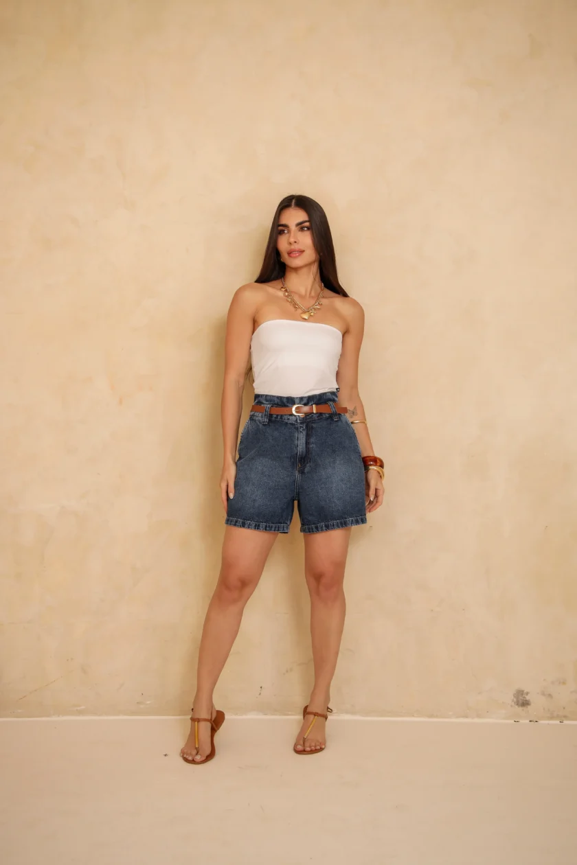 Short jeans com cós duplo e cinto: charme e ajuste refinado